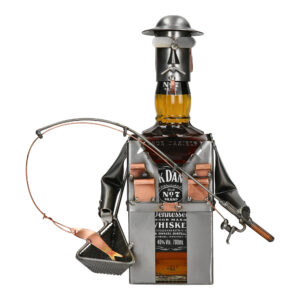 Metalowa figurka wędkarza na whiskey jako śmieszny i oryginalny prezent dla wędkarza