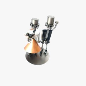 Ręcznie wykonana figurka przedstawiająca parę młodą w sercu z metalu – wyjątkowy prezent ślubny lub na rocznicę.