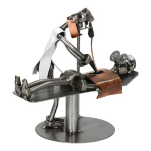 Metalowa figurka chirurga jako elegancki lub śmieszny prezent dla lekarza