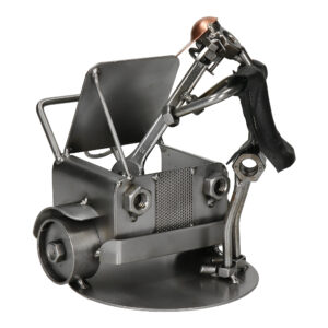 Metalowa figurka mechanika z kluczem przy aucie jako prezent dla taty lub fachowca