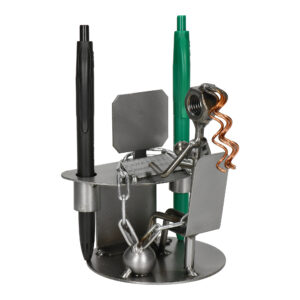 Metalowy organizer na długopisy przedstawiający pracoholiczkę – śmieszny prezent na biurko