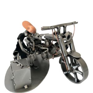 metalowa figurka mechanik przy motocyklu