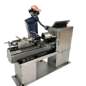 metalowa figurka tokarz przy tokarce