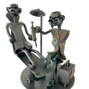 figurka ortopedy z pacjentem metalowa